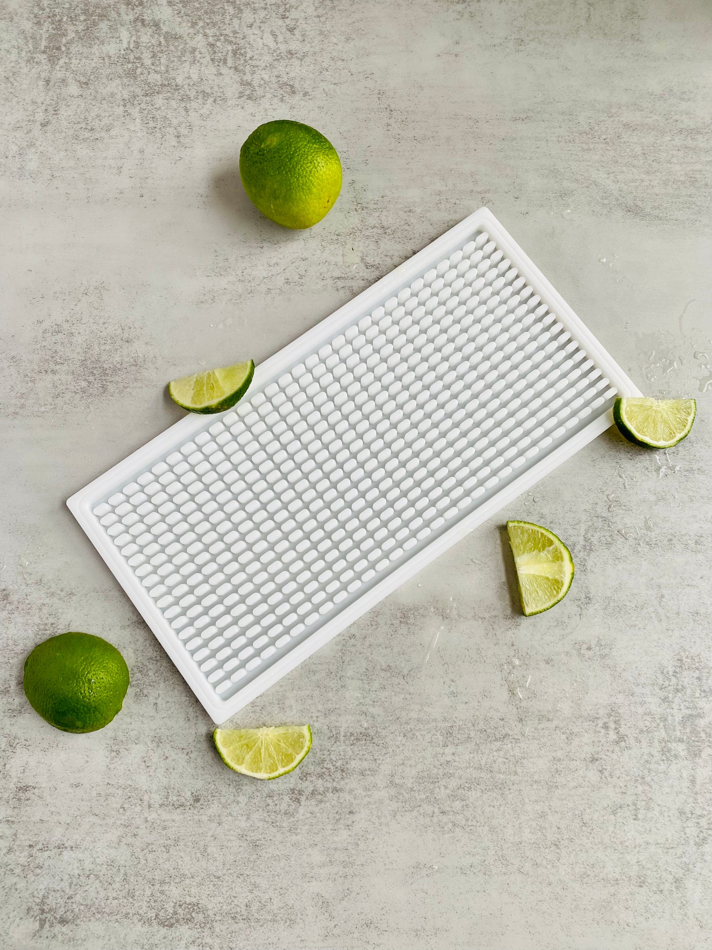 White bar mat with limes